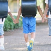 Mẹ Nhật chuẩn bị cho con đi bộ một mình đến trường thế nào?